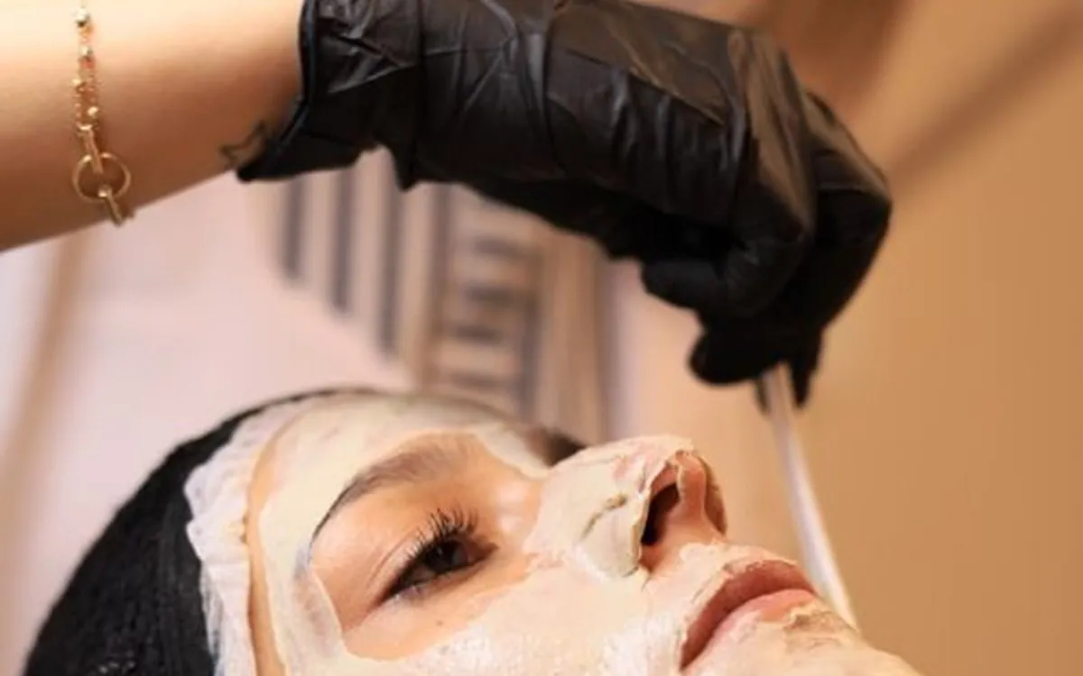 Tratamento facial personalizado e cuidados com a pele em clínica de estética em Curitiba