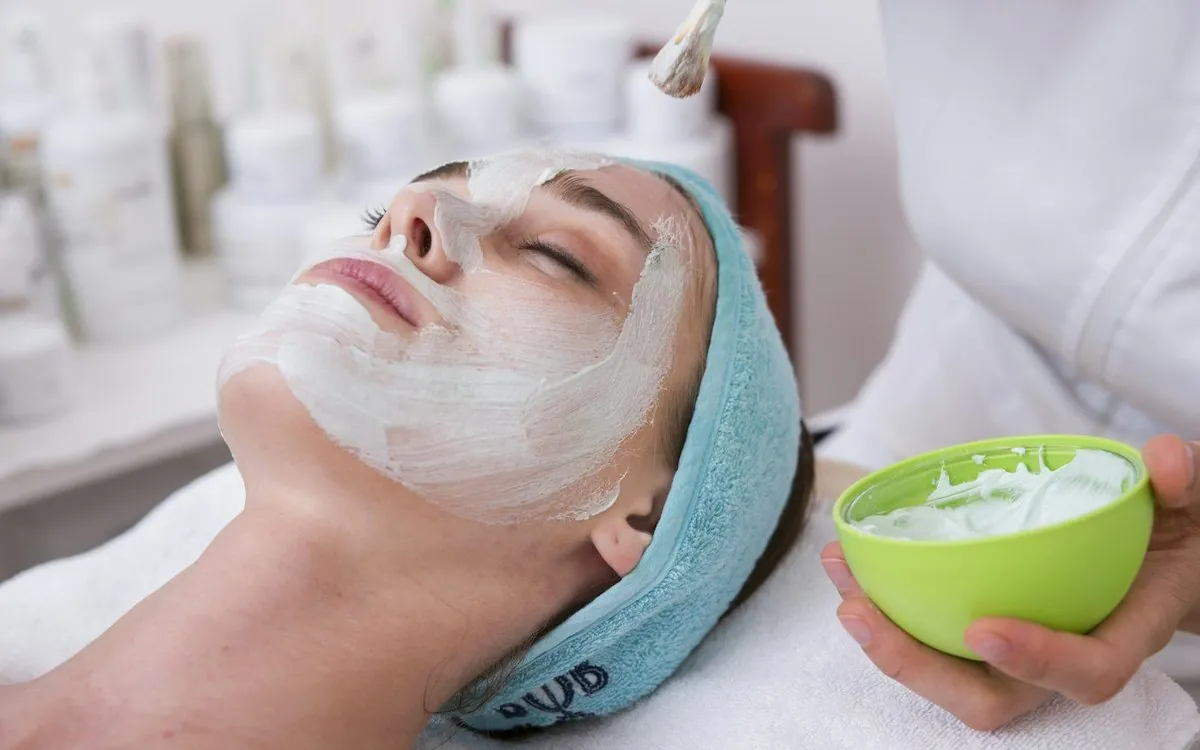 Limpeza e tratamento de pele com máscara facial na Estética Naturawell em Curitiba