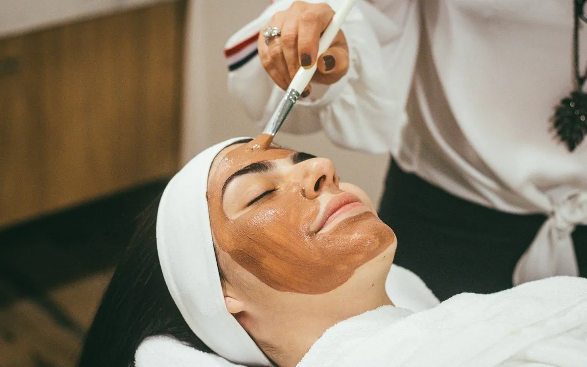 Harmonização facial em Curitiba, aplicação de tratamento facial na Naturawell Batel